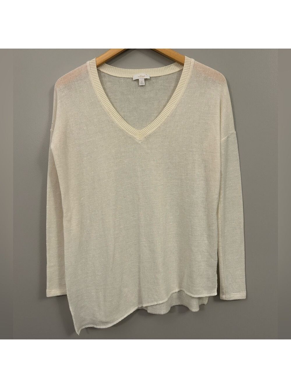 Aritzia Lightweight V-Neck Sweater in Cream